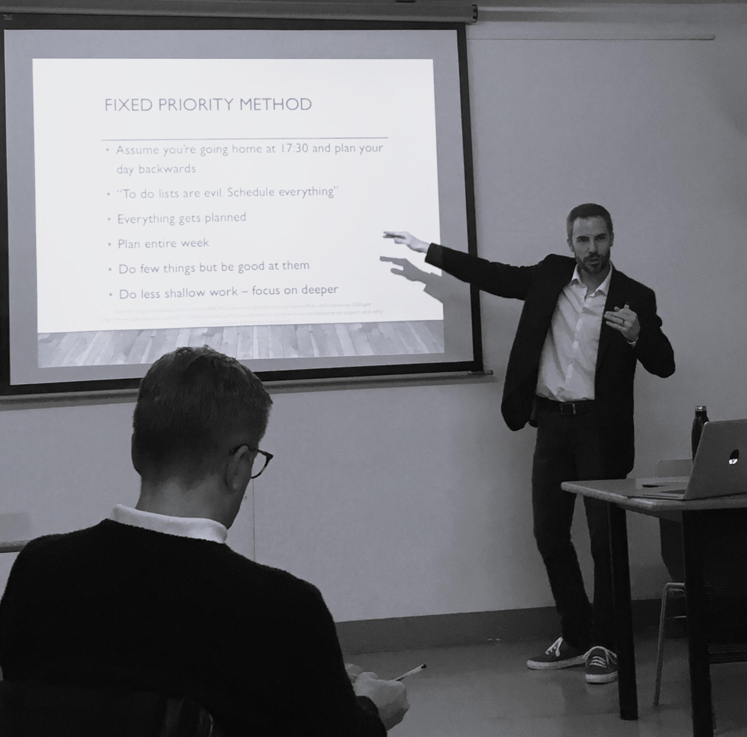Trainer Christopher Horstkamp guida un seminario di formazione